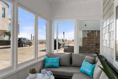 Image de Newly Updated! - Oceanview Sea Gem Cottage- Bikes/ Boards, 10 sec walk to beach