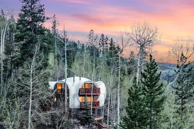 Image de The Iconic Vail Dome! Minutes to ski lifts and all of Vail and Beaver Creek.