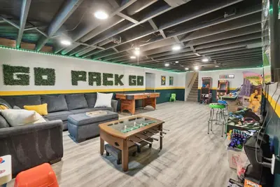 Image de Rest Ur Cheesehead 9 min walk Lambeau-3 Br+arcade