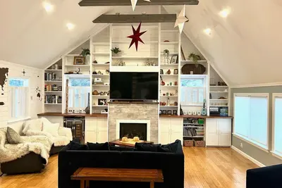 Image de Entire Home w/Backyard & Hot Tub, Close to Beaches