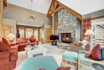 Image de Beautiful 5Br Home on Golf Course – Kids Ski Free! by RedAwning