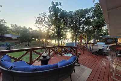 Image de Cozy lake front cottage on Lake Lewisville. Enjoy the kayaks, firepit & sunsets.