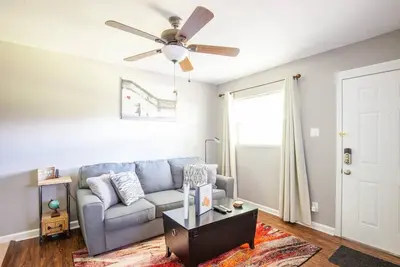 Image de Quaint Gem Apt~Close to Downtown~Queen Bed