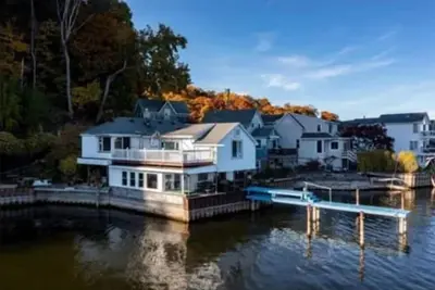 Image de Elegant Waterfront Bay Home
