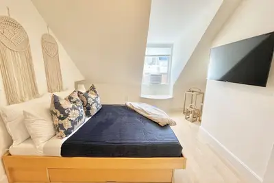 Image de Modern Beautiful Studio Fully Renovated - No Full Kitchen - Yes Fridge