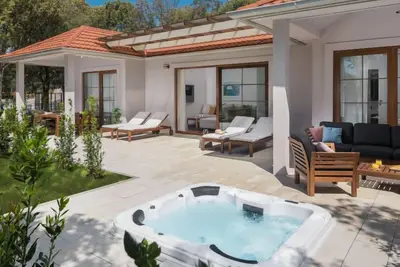 Image de Luxury Bay Villa with private hot tub by Interhome