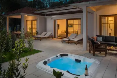 Image de Luxury Bay Villa with private hot tub by Interhome