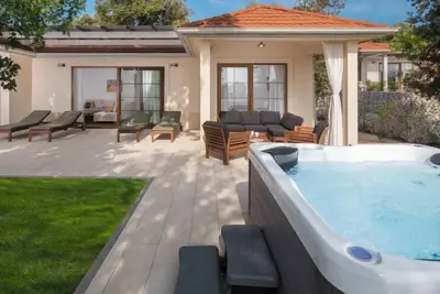 Image de Luxury Bay Villa with private hot tub by Interhome