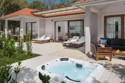Image de Luxury Bay Villa with private hot tub by Interhome