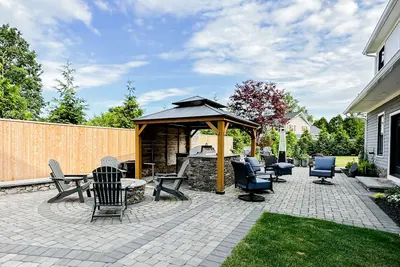 Image de New Construction 3 Bedroom 4. 5 Bath with Outdoor Kitchen, Backyard + Gameroom