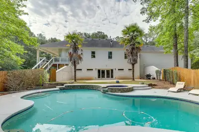 Home Theater & Game Room: Chic Abode in Ellenwood!