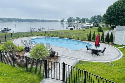 Image de Luxury Waterfront Home with Pool and Outdoor Entertaining Area