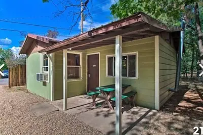 Image de Cabin 11 · Cabin 11 Family Unit w\/Queen Bed, slps 7