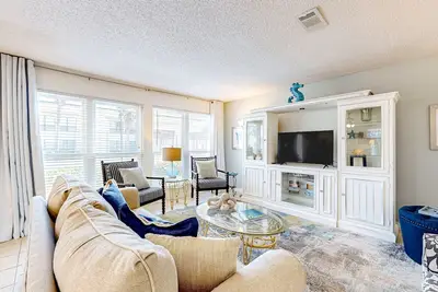 Image de Inviting condo near the beach with patio, tennis, pool, & W/D