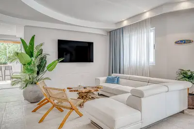 Image de Inviting condo with pool, hot tub, mountain views, balcony, & W\/D