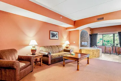 Image de 4th-floor condo with elevator, jetted tub, full kitchen, washer/dryer, & fireplace