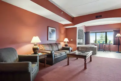 Image de 4th-floor condo with jetted tub, fireplace, washer/dryer, central Ac, & kitchen