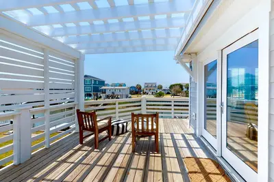 Image de Waterfront home with private dock, scenic deck, updated interior, W/D & Ac