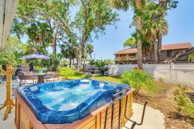 Image de Hot Tub & Gas Grill: Port Richey Retreat