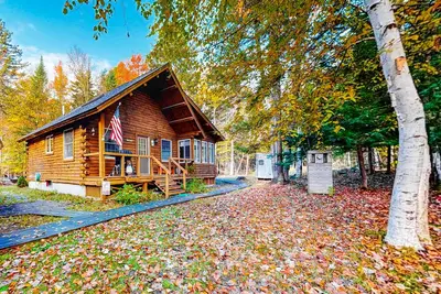Image de Cozy cabin with covered porch, firepit, grill, fireplace, & washer/dryer
