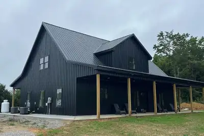 Image de Brand New Farmhouse On 93 Acres On Pond. Beautiful View of Real Working Farm