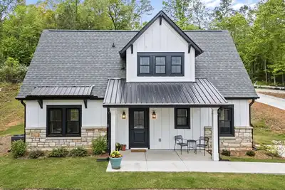 Image de 2 Bedroom Cottage on Lake Keowee- Lake\/Dock Access- 15 Min to Seneca