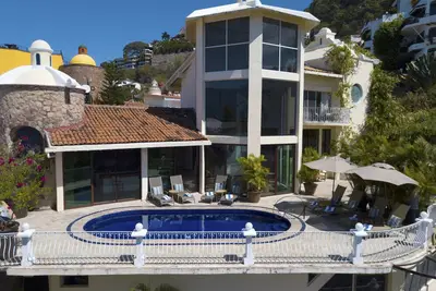 Captivating Escape: Luxury Villa 9bd Overlooking Banderas Bay