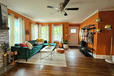 Image de Cozy Colorful Artist Paradise close to Mercedez Benz, Statefarm Arena, Downtown!