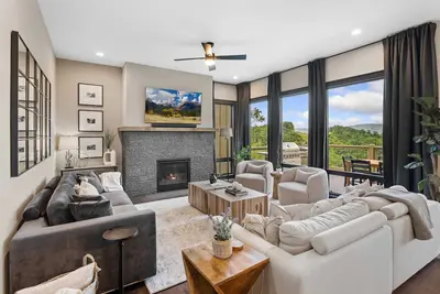 Image de Designer Home in Brmc: Hot Tub, Panoramic Views & Game Room