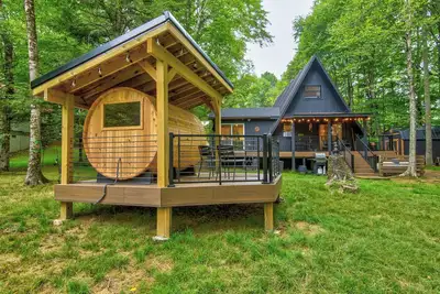Image de Black Bear Shack and Sauna - Beech Mountain modern A Frame, sauna
