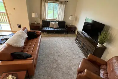 Image de Gina’s 5th Avenue has the comforts of home.