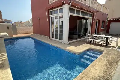 Image de Villa avec piscine privée avec 4 chambres pour 7 personnes.
