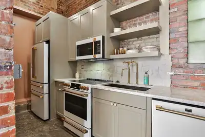 Image de New luxury apartment in downtown Frankfort next to Distilleries. Near everything