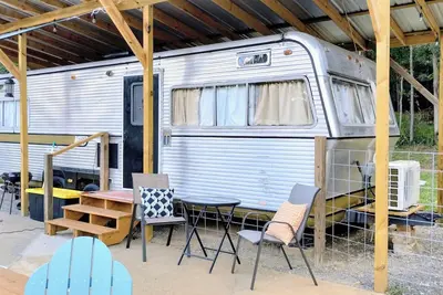 Image de Vintage Restored Glamper - Unique Tiny Home w\/ Plunge Pool & Patio