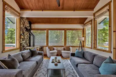Image de Tahoe Trail House: Air Conditioning, Hot Tub, Bunk Room, Walk to Trails, Fireplace
