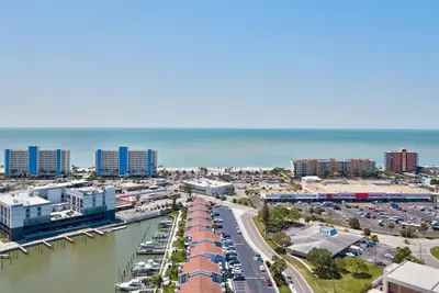Image de Resort Style Community. Quick Walk to Beach. Heated Pool. Near Great Restaurants & Shops.