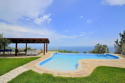 Image de Villa Eichi: A welcoming apartment that is part of a villa in a quiet position, located on a hillside above the sea, with Free Wi-Fi.