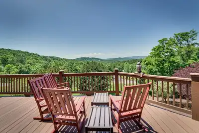 Image de Hot Tub & Game Room: Spacious Nebo Cabin!