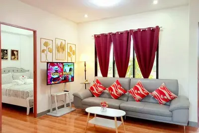 Image de Cozy Retreat w\/ Full Kitchen & Balcony + Garden View