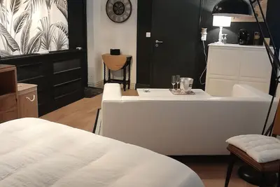 Image de Love-Room avec jacuzzi intérieur et patio à 15 mn des plages