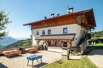 Image de Appartement de vacances 'Mongaduierhof Apt Tschafon' avec vue sur les montagnes
