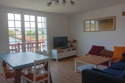 Image de Spacieux T4 rénové à Hendaye, lumineux et calme, proche plage avec parking et WiFi.
