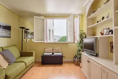 Image de Studio central à Hendaye avec parking, proche commerces et plage
