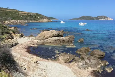 Image de F2 150 m plage et Ctre Ville terrasse 18m2