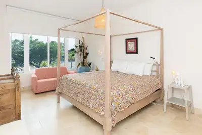 Image de Lovely Boho Apt w/ 3 Bdr + 3. 5 bthr Marina View Apt- Beach Club access