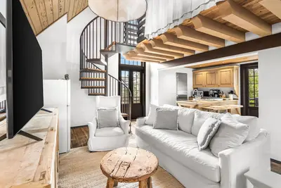 Image de Coastal Classic Carriage House | South of 30a