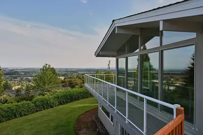 Image de Mid-Century Masterpiece with Stunning Views