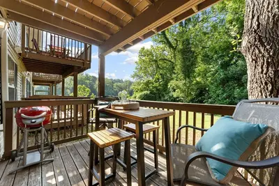 Image de Tucked Away 1bd with King bed Close to it all!