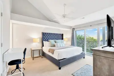 Image de \"Lake Retreat\" at Parkview Bay: Top Floor 3 Bdrm!