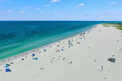 Image de Couples Beach Getaway, 3 houses from the beach! - Summer Lovin'